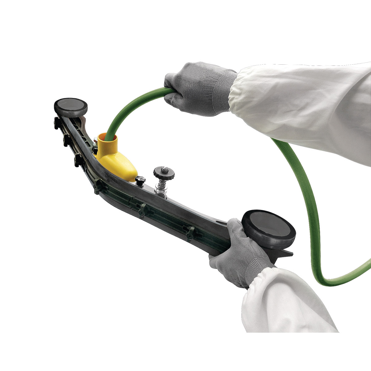 Aufsitzscheuersaugmaschine ASSM 560 Zwei Hände mit Handschuhen führen grünen Schlauch in gelben Einfüllstutzen eines Saugfußes ein.