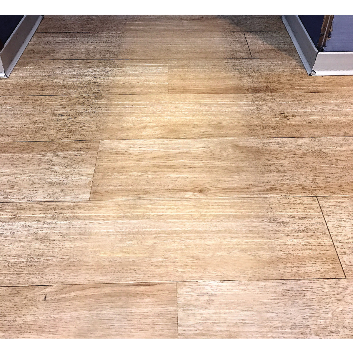 Doppelwalzenmaschine DWM 280 DC Gereinigter Holzfußboden mit deutlich sichtbarem Vorher-Nachher-Bereich.