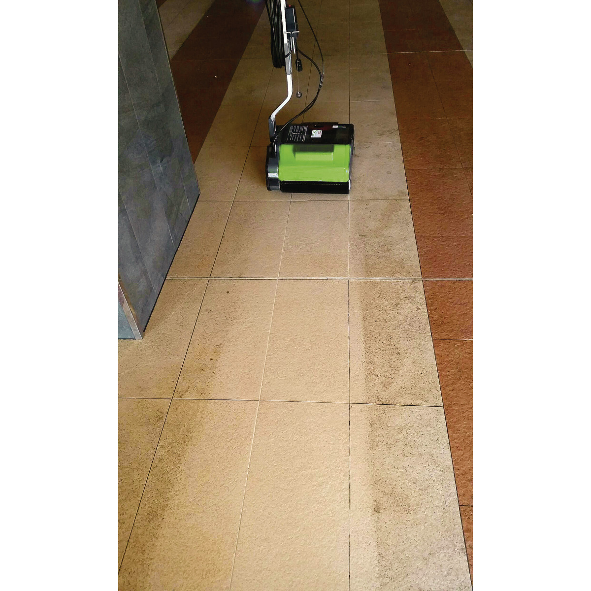 Doppelwalzenmaschine DWM-K 340 Handgeführte Reinigungsmaschine säubert Fliesenboden, sichtbares Vorher-Nachher-Ergebnis.