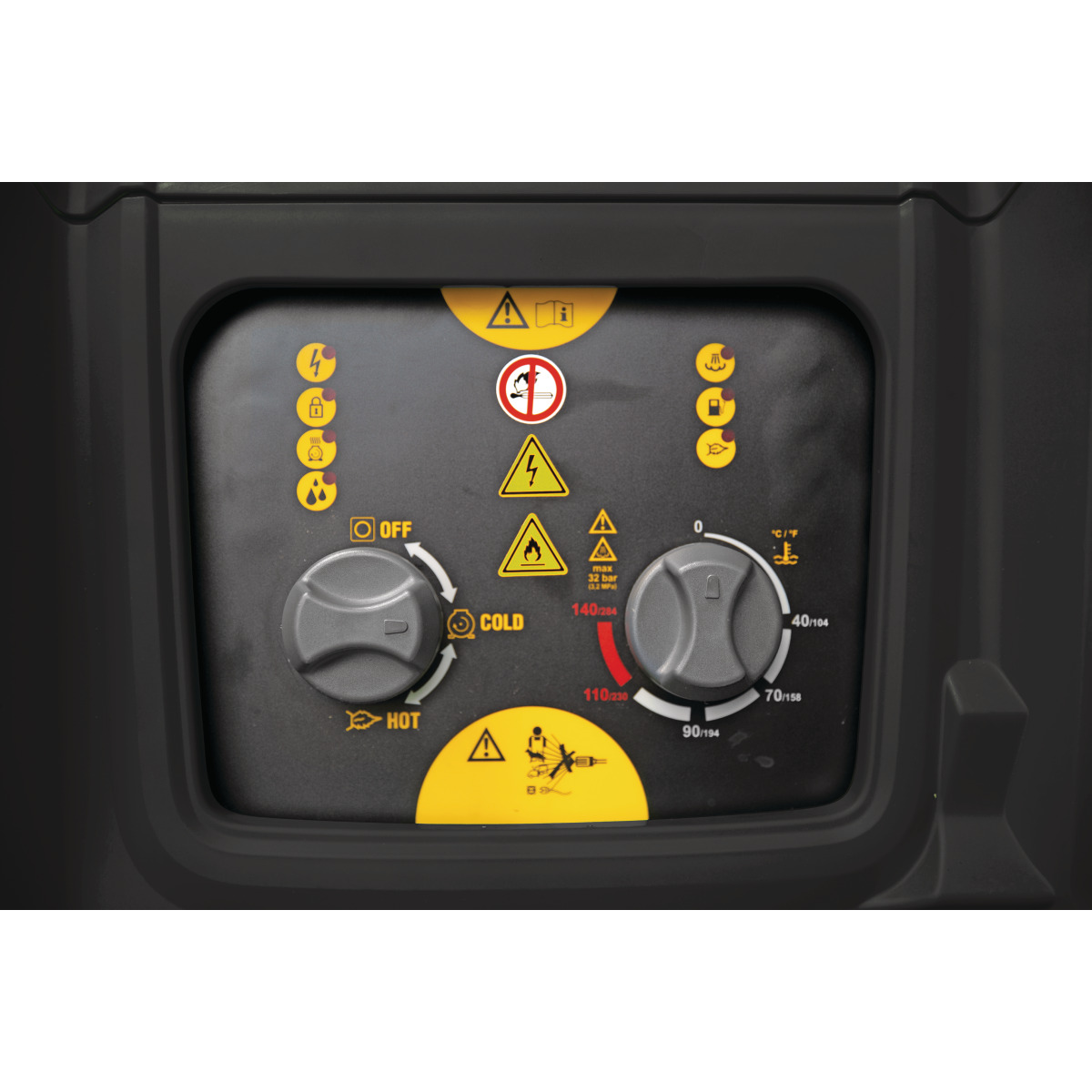 Detailansicht der Bedienelemente des Hochdruckreinigers mit Temperatur- und Betriebsreglern sowie Warnsymbolen.