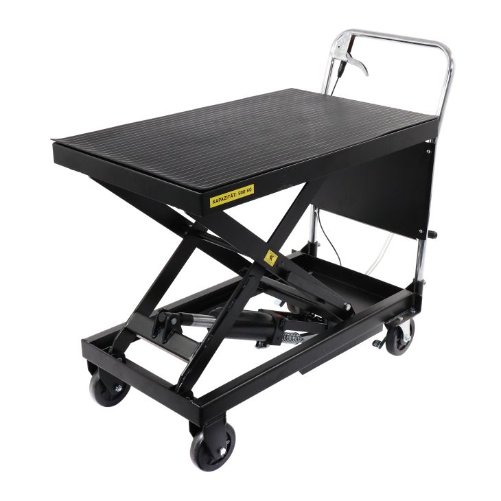 Scheren-Hubtischwagen 500 kg Scheren-Hubtischwagen in Schrägansicht, angehoben: schwarze geriffelte Plattform, X-Hubmechanik, Griffbügel hinten, vier Rollen.