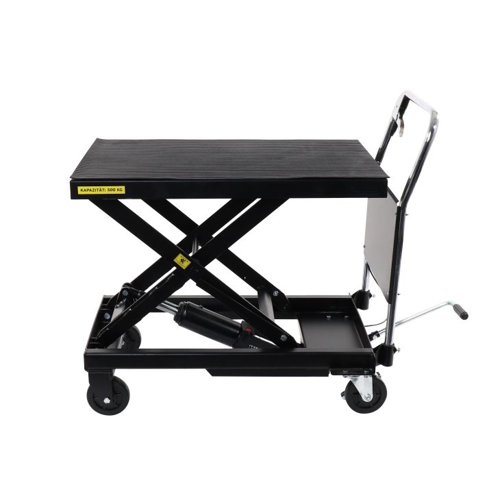 Scheren-Hubtischwagen 500 kg Hydraulischer Hubtischwagen, angehoben: X-Schere sichtbar, geriffelte Plattform, Griffbügel hinten, vier Rollen, Fußpedal rechts.