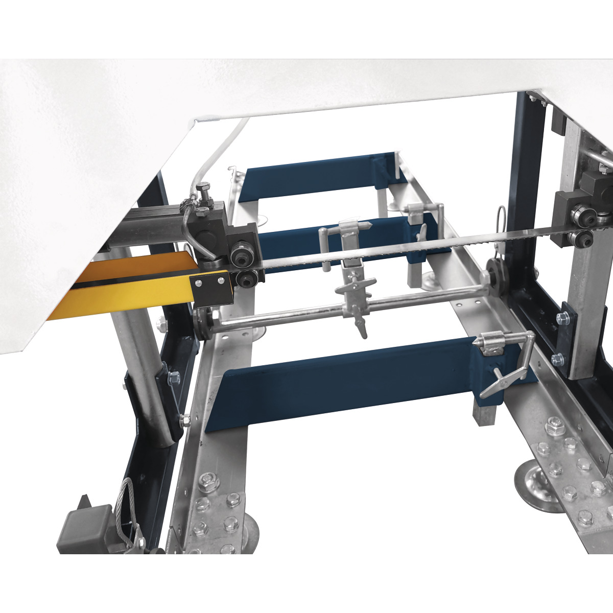 Blockbandsäge HBBS 810 G Detailaufnahme des Sägebands im Arbeitsbereich mit Führungen, Spannvorrichtungen und blauen Auflagen des Maschinenbetts.