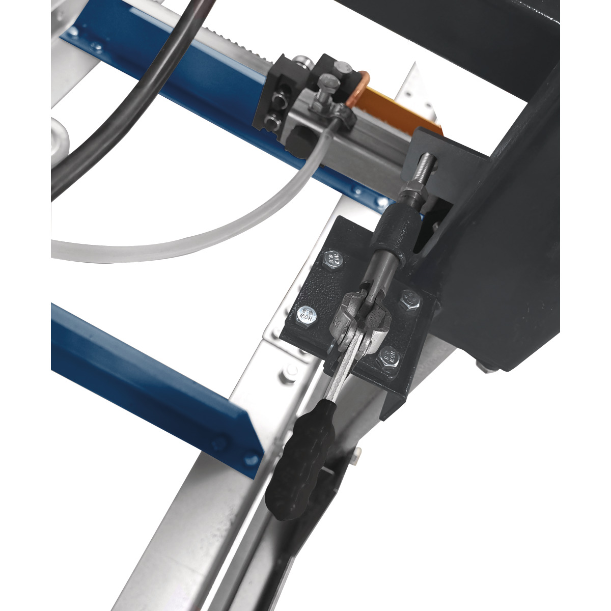 Blockbandsäge HBBS 810 G Detailaufnahme der Vorschub- bzw. Spanneinheit am Maschinenrahmen mit Handgriff und Gelenkmechanik.