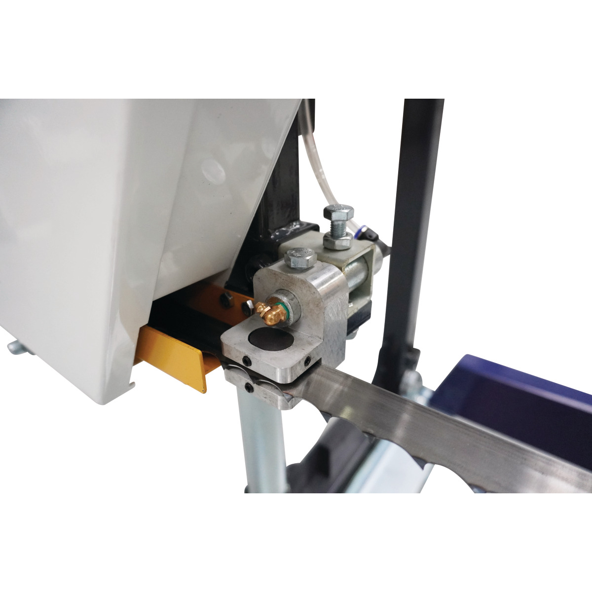 Blockbandsäge HBBS 810 G Detailaufnahme der Bandblattführung mit Kühlmittelanschluss und präziser Führung des Sägebands.