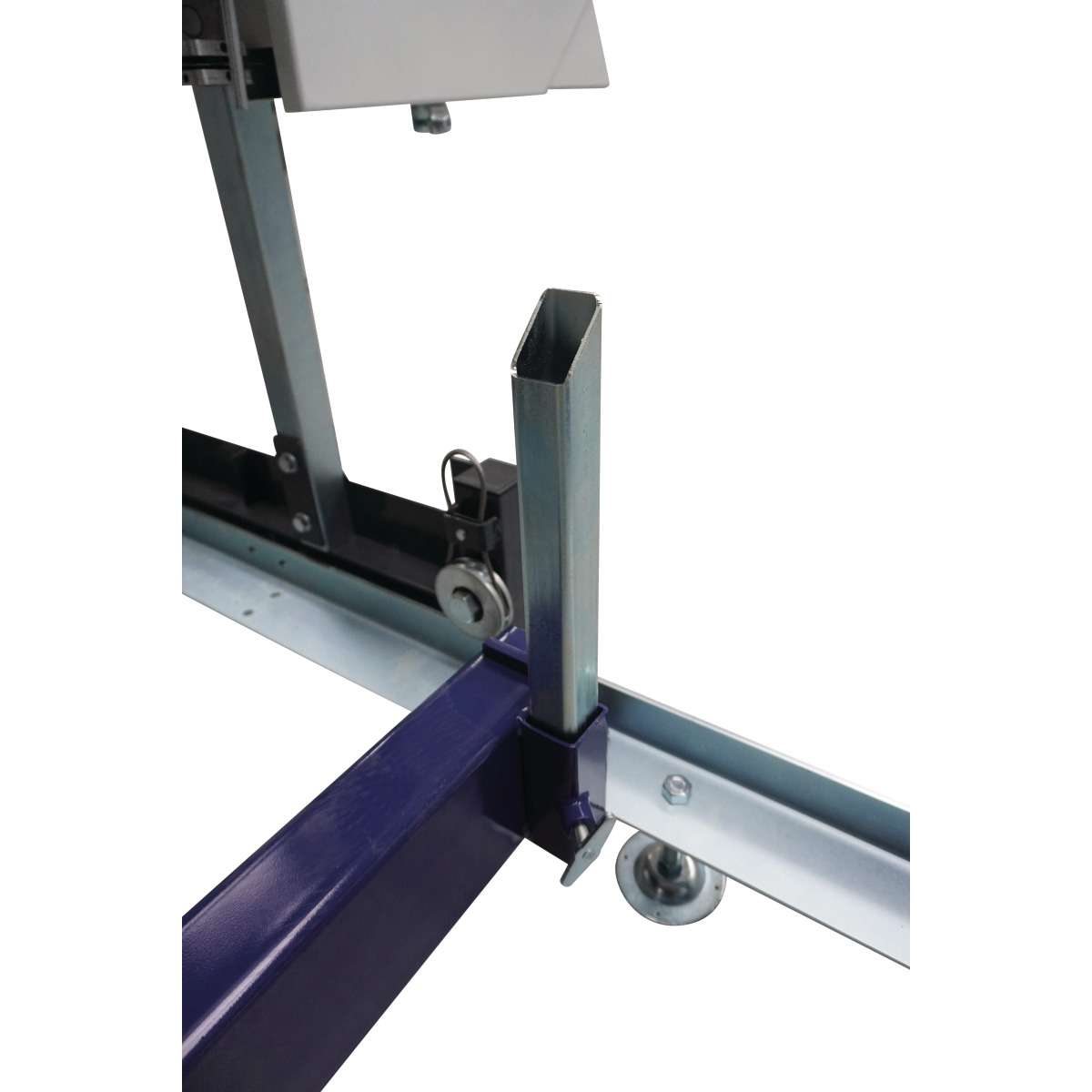Blockbandsäge HBBS 810 G Detailaufnahme einer senkrechten Stammstütze am blauen Querträger des Sägewerks.
