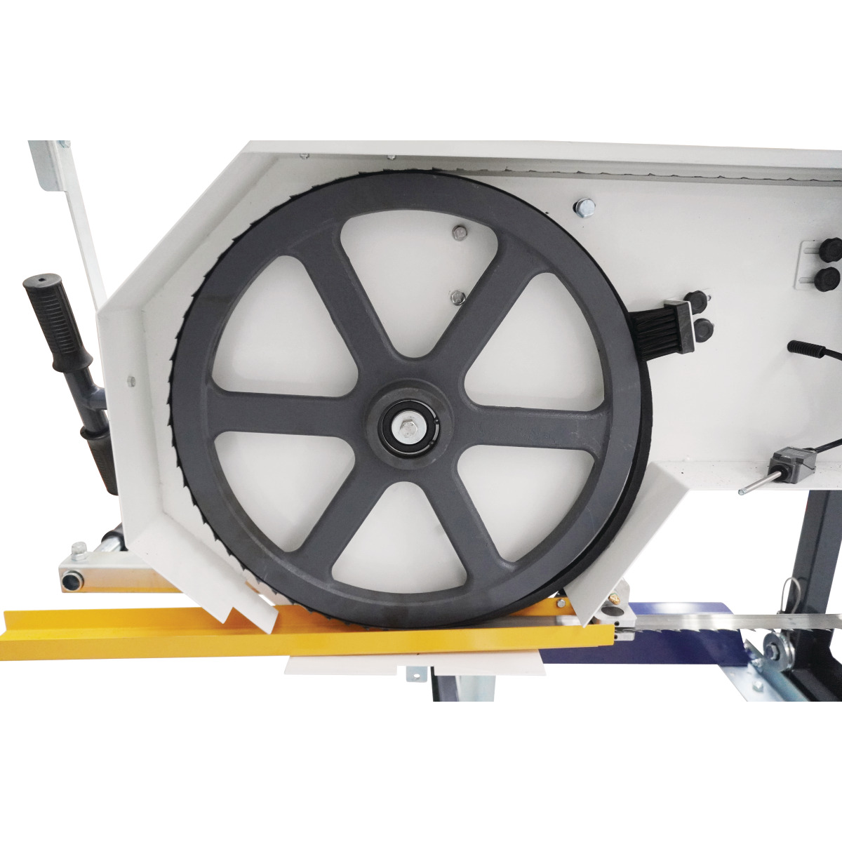 Blockbandsäge HBBS 810 G Detailaufnahme des großen Bandsägerads im weißen Gehäuse mit gelber Führungsleiste und seitlichem Handgriff.