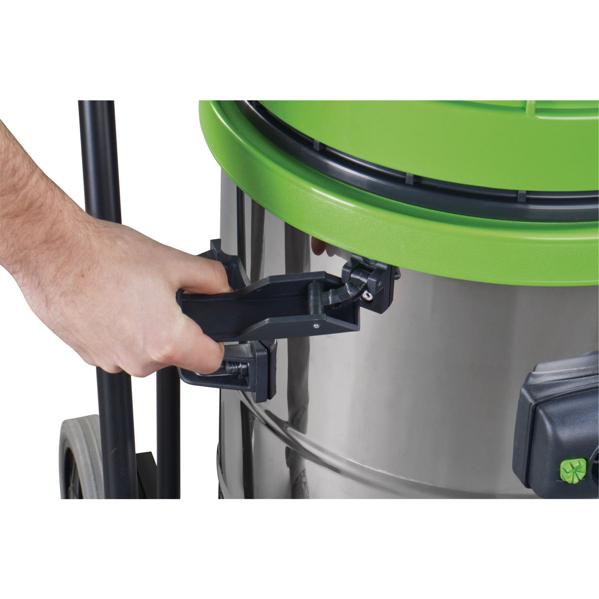 Nass-/Trockensauger wetCAT 137 E Hand schließt Verriegelung am grünen Deckel eines Nass- und Trockensaugers.