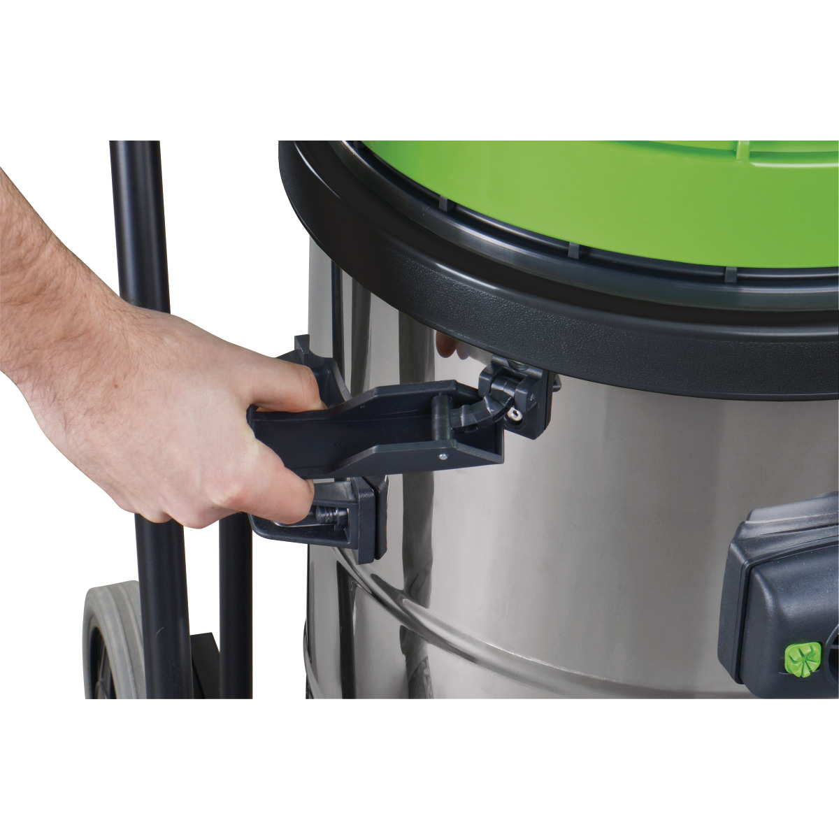 Hand schließt Verriegelung am grünen Deckel eines Nass- und Trockensaugers.