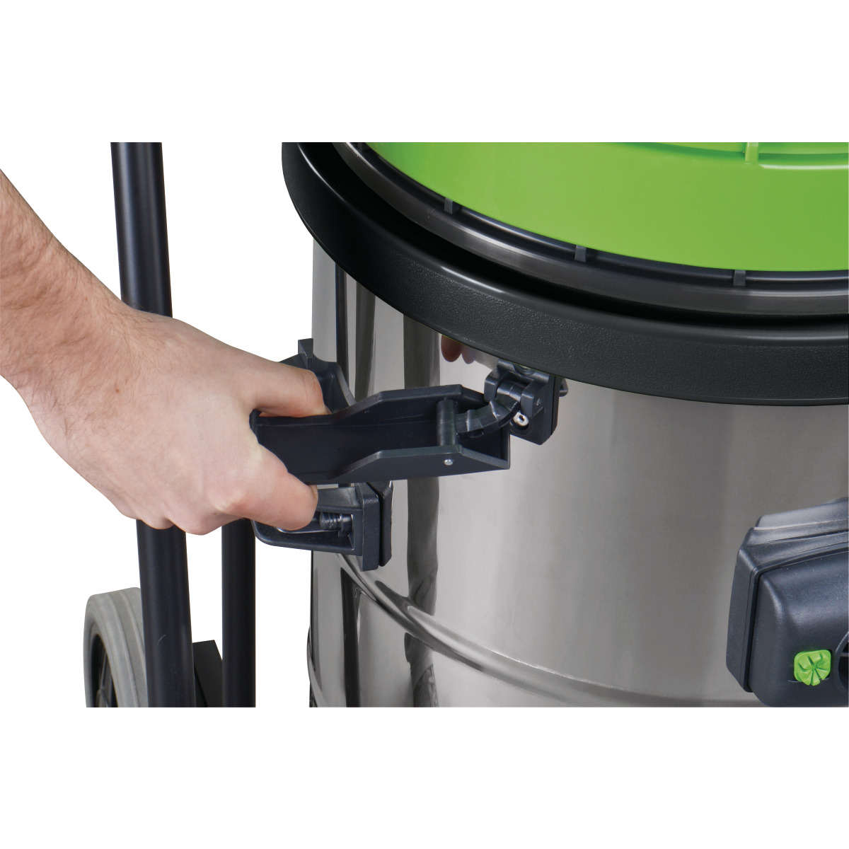 Nass-/Trockensauger wetCAT 137 R Hand schließt Verriegelung am grünen Deckel eines Nass- und Trockensaugers.