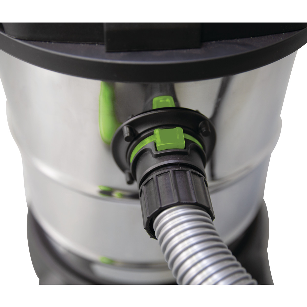 Nass-/Trockensauger wetCAT 131 IRH Detailansicht des Schlauchanschlusses mit grünem Verriegelungsknopf an Edelstahlbehälter.