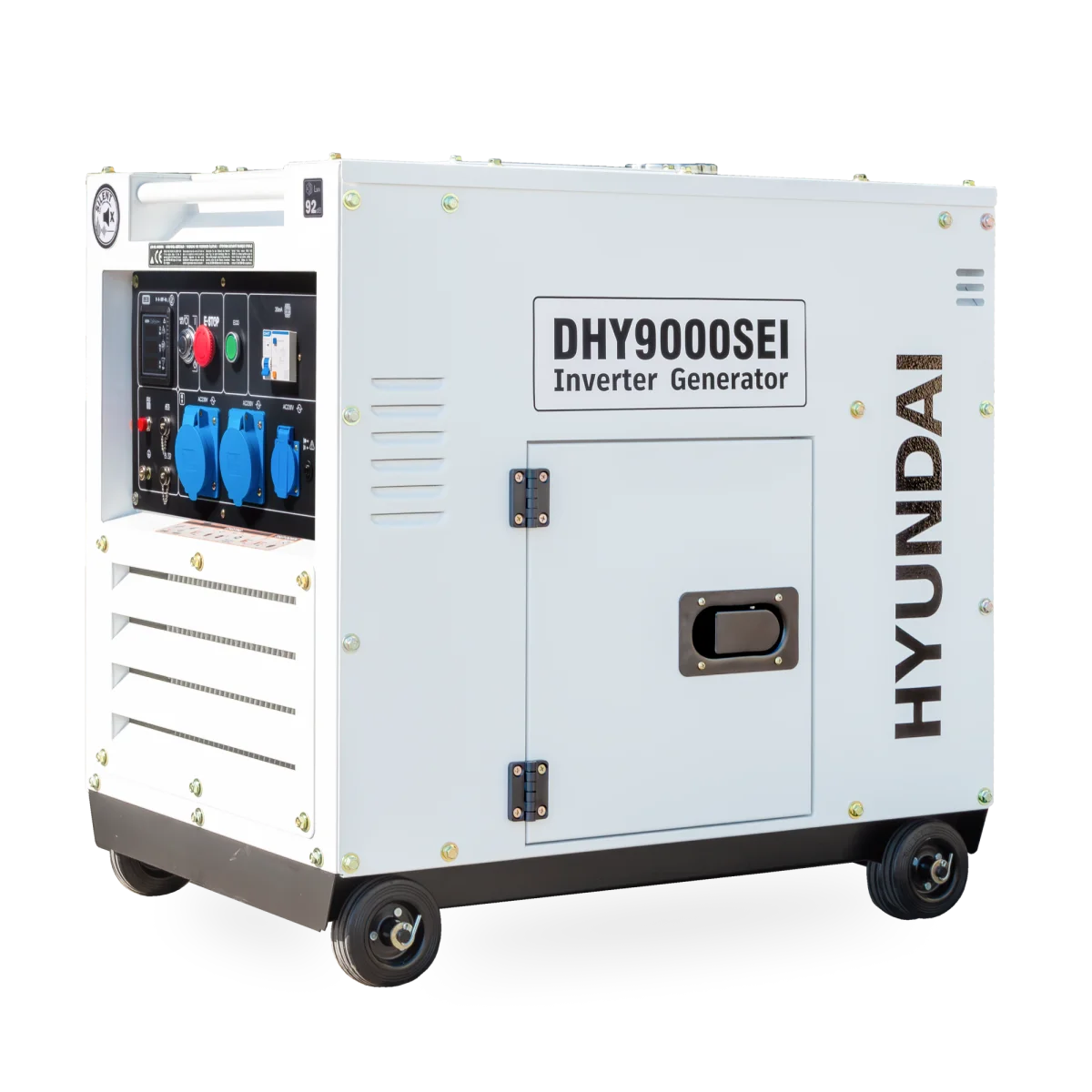 Hyundai Diesel-Invertergenerator DHY9000SEI in schräger Seitenansicht mit Bedienfeld, Rollen und geschlossenem Gehäuse.