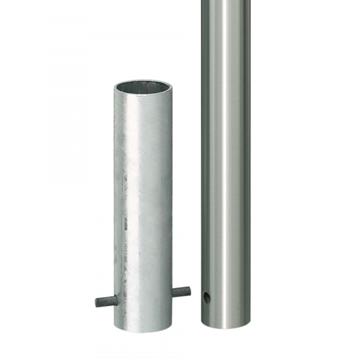 Edelstahlpoller MILANO Links Bodenhülse mit Querbolzen, rechts Edelstahlpfosten mit kleiner Bohrung nahe dem unteren Ende.