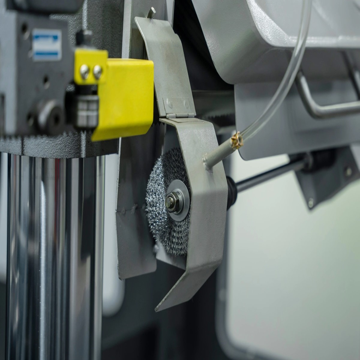 Detailansicht der ELMAG GIANT LINE 320 NC mit Drahtbürste zur Reinigung des Sägebands.