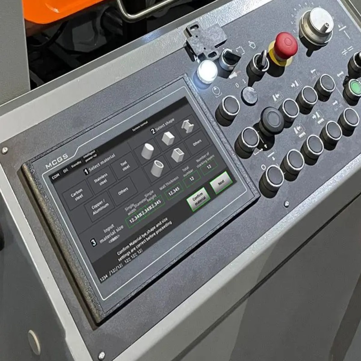 Bedienpult des ELMAG GIANT LINE 320 NC mit Touchscreen, Tasten, Drehreglern und Not-Aus-Schalter.