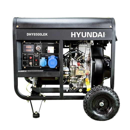 Schwarzer Hyundai-Dieselgenerator mit Rädern, Bedienfeld links mit Steckdosen und Display, Motor rechts sichtbar.