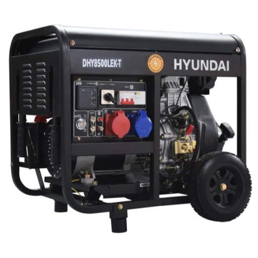 Hyundai Dieselgenerator DHY8500LEK-T in schräger Seitenansicht mit Steuerfeld und Motor, Transportrollen und stabilem Rahmen.