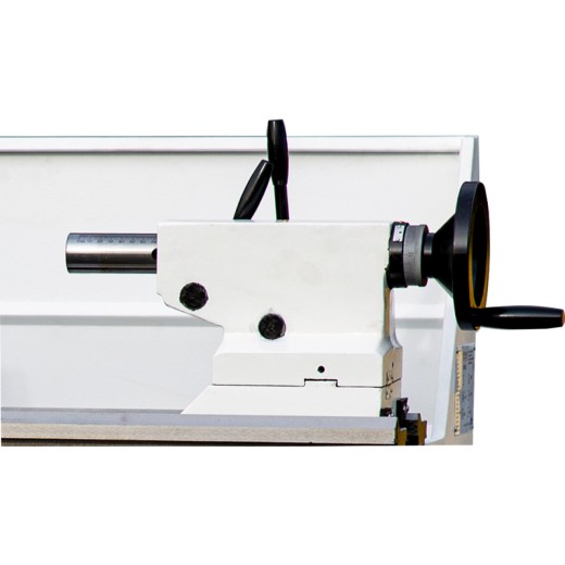 Leit- und Zugspindel-Drehmaschine OPTIturn TM 3110 Reitstock der Drehmaschine mit Handrad und Skala in Nahaufnahme.