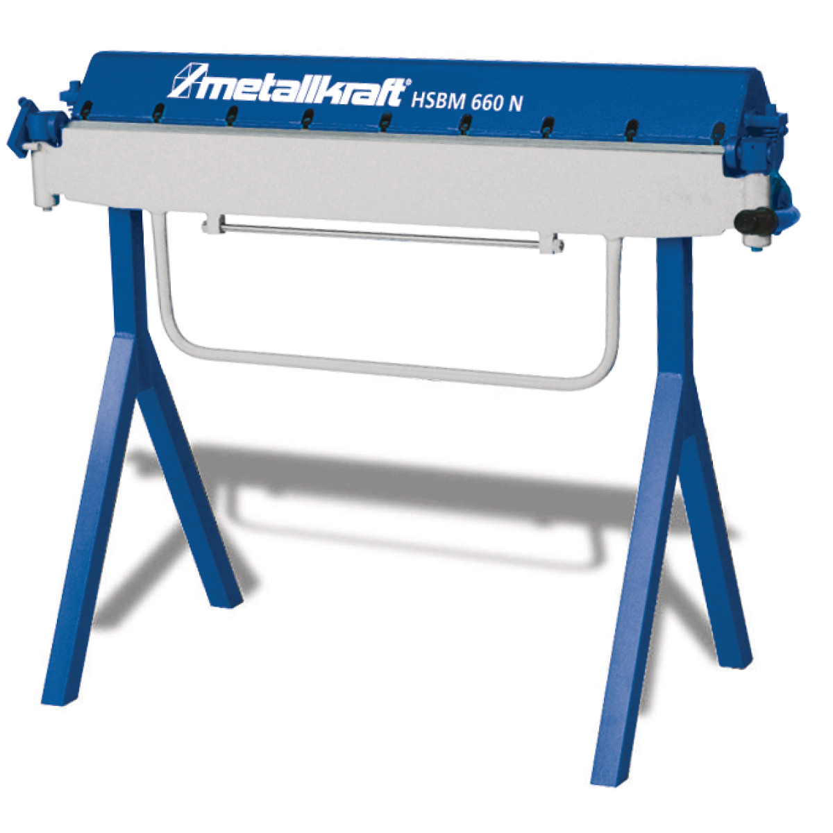 Blaue Blechbiegemaschine mit weißem Griffbügel auf klappbarem blauen Metallgestell, Vorderansicht.