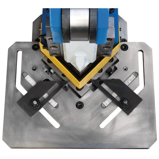 Nahaufnahme der Arbeitsfläche mit V-förmigem Messer und verstellbaren Anschlägen.