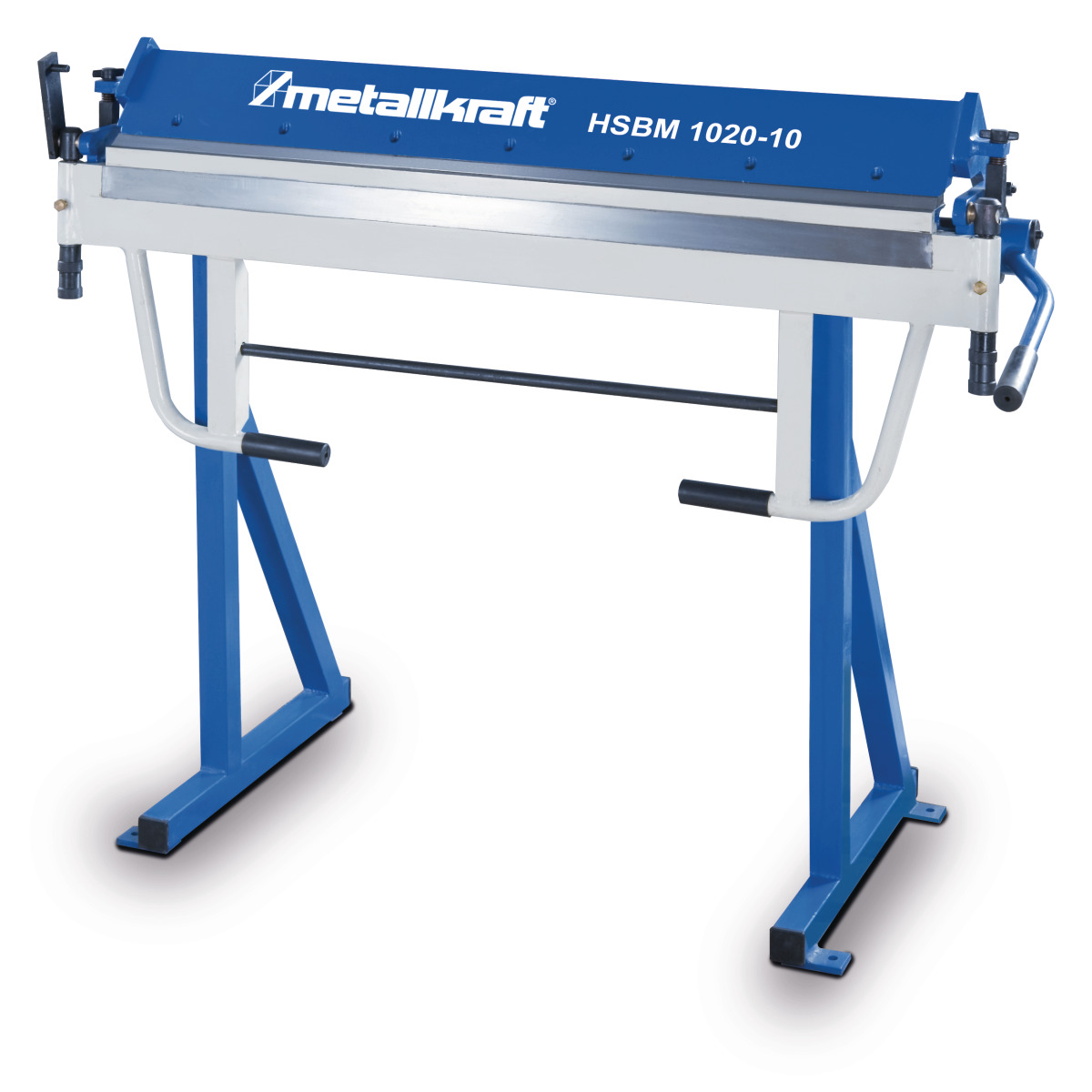 Frontnahe Ansicht einer stehenden blauen und weißen Blechbiegemaschine mit Handhebel rechts.