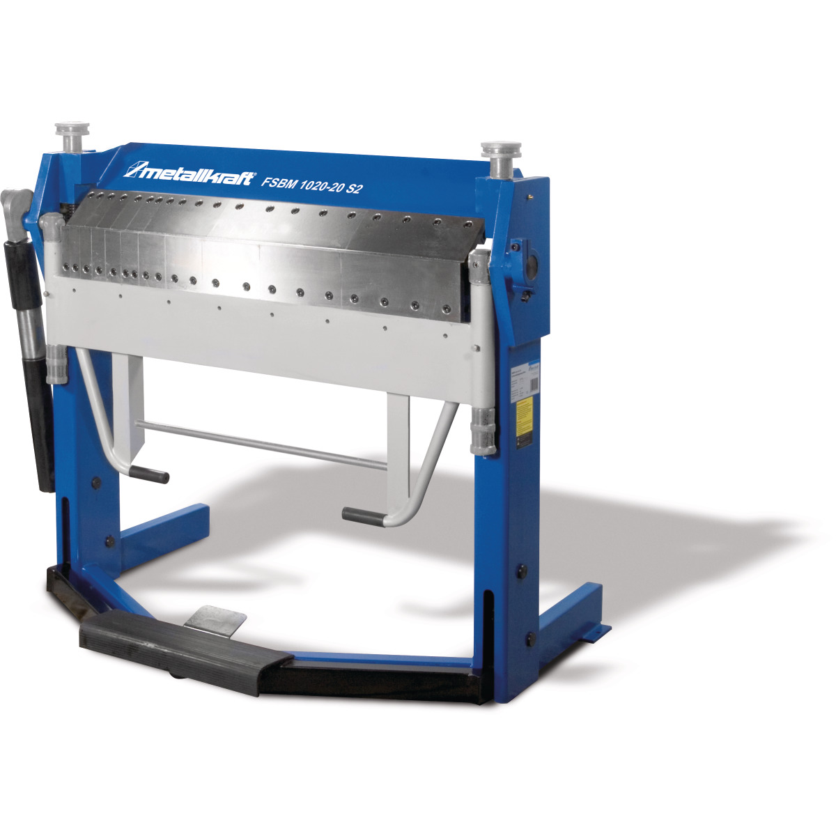 Frontansicht einer blauen und weißen stehenden Blechbiegemaschine mit Fußpedal und seitlichem Handhebel links.
