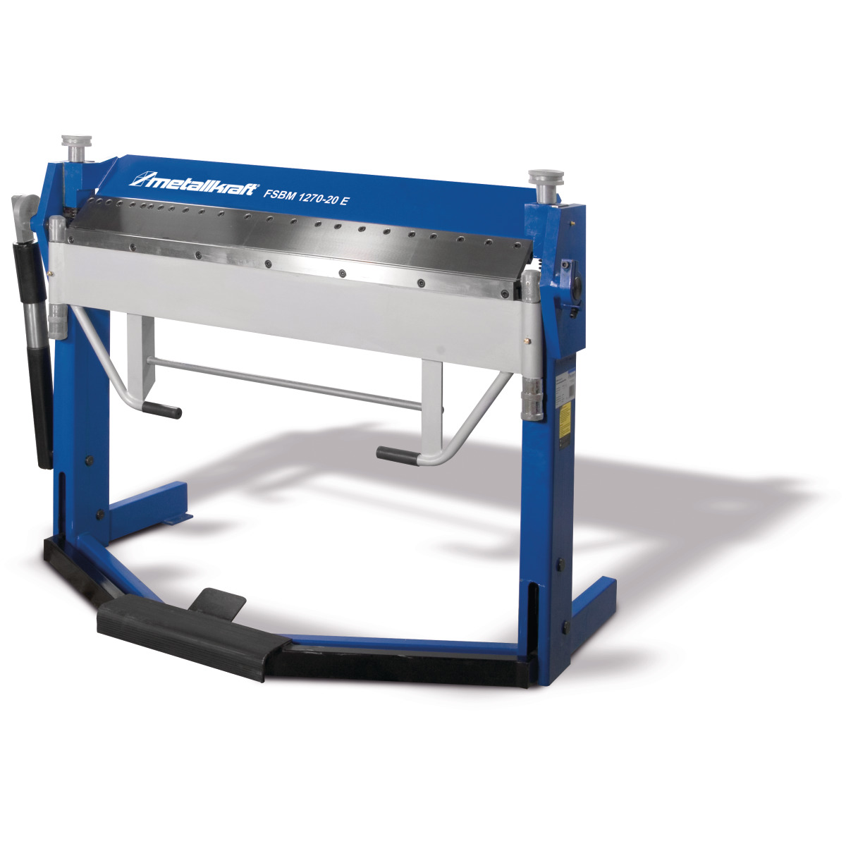 Frontansicht einer blauen und weißen stehenden Blechbiegemaschine mit Fußpedal und seitlichem Handhebel links.