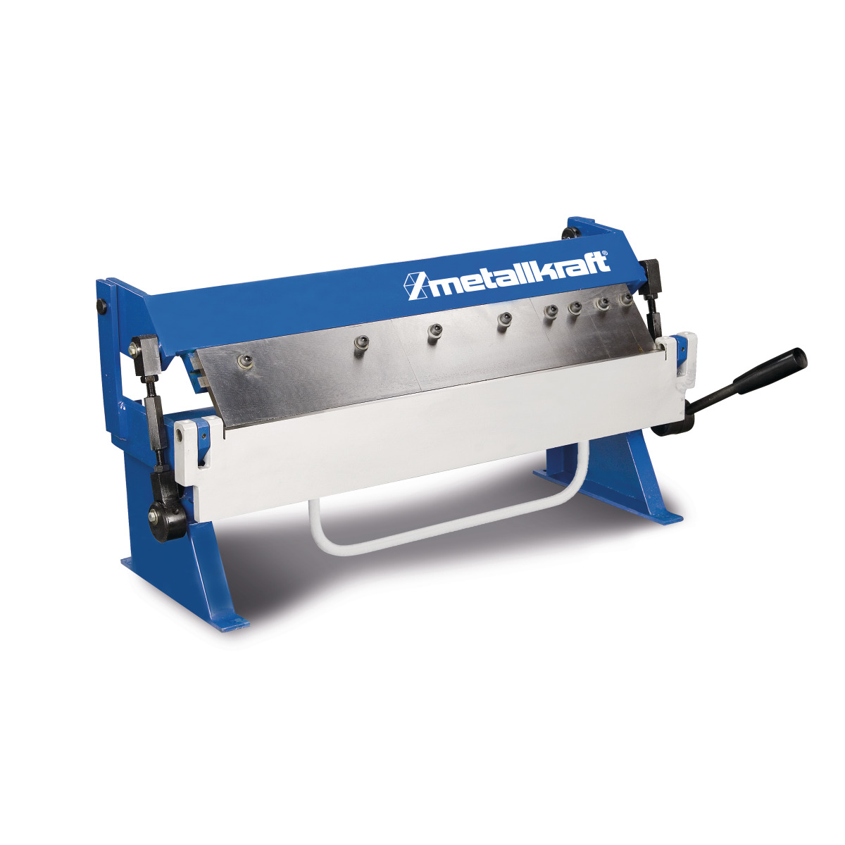 Frontansicht einer blauen und weißen manuellen Blechbiegemaschine mit schwarzem Hebel rechts.