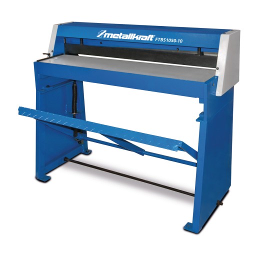 Frontansicht einer blauen Blechschere mit grauer Arbeitsfläche und Fußpedal.