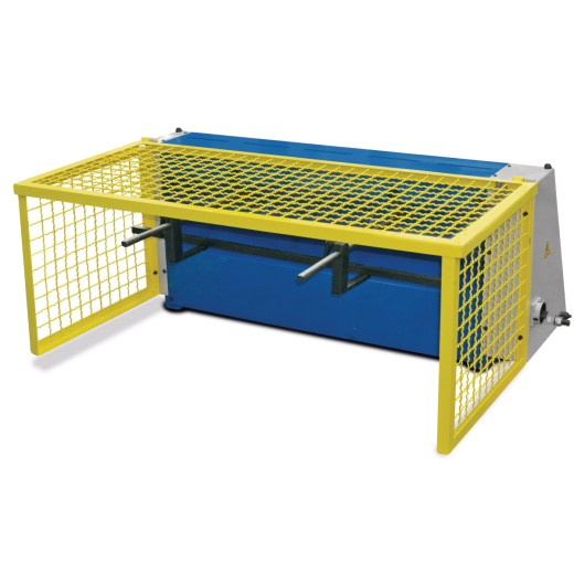 Motorische Tafelblechschere MTBS 1050-10 Biegemaschine von hinten mit geöffnetem gelben Schutzgitter, Rollen sichtbar.