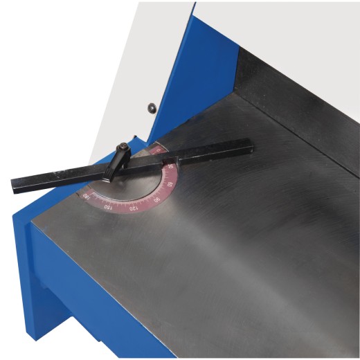 Manuelle Präzisions-Tafelblechschere TBS 1050-10 T Nahaufnahme eines verstellbaren Winkelanschlags auf der Schneidfläche.