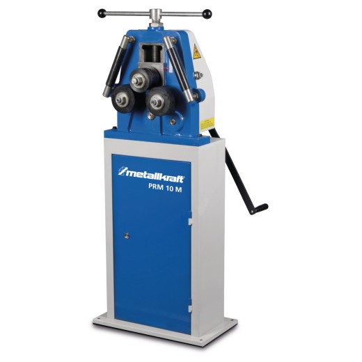 Blaue und weiße Profilbiegemaschine mit drei Rollen, Handkurbel an der Seite und zwei Stellhebeln zur Rollenverstellung.