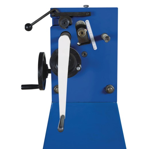 Nahaufnahme der Bedienseite mit Handkurbel, Einstellhebel und Bedienelementen.