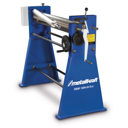 Manuelle Blechbiegemaschine aus blauem Metall mit drei Walzen und Handkurbel.