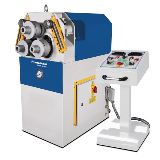 Große blaue und weiße Profilbiegemaschine mit drei Rollen und separatem Bedienpult mit Steuerknöpfen.