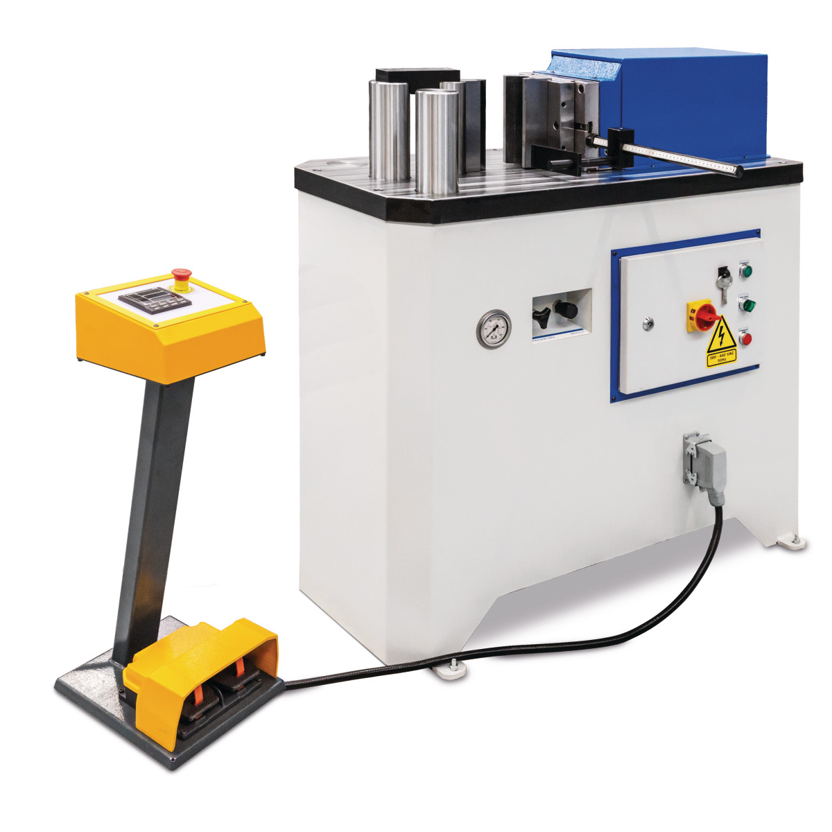Metallbearbeitungsmaschine mit Bedieneinheit, gelbem Fußpedal und schwarzem Stromkabel.