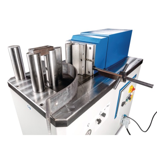 Hydraulische Horizontalbiegepresse Detailansicht der HBP 100 während des Biegeprozesses eines Metallbands.
