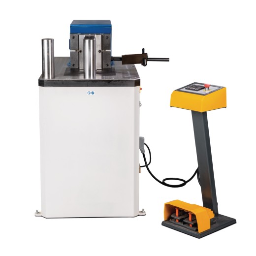 Hydraulische Horizontalbiegepresse Rückansicht der HBP 100 mit zwei senkrechten Rollen und Steuerpult.