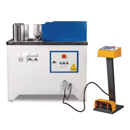 Hydraulische Horizontalbiegepresse Vorderansicht der HBP 100 mit Steuerpult und Bedienelementen an der Maschinenfront.