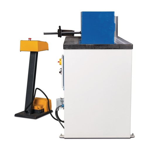 Hydraulische Horizontalbiegepresse Seitenansicht der Biegemaschine HBP 100 mit angeschlossenem Steuerpult.