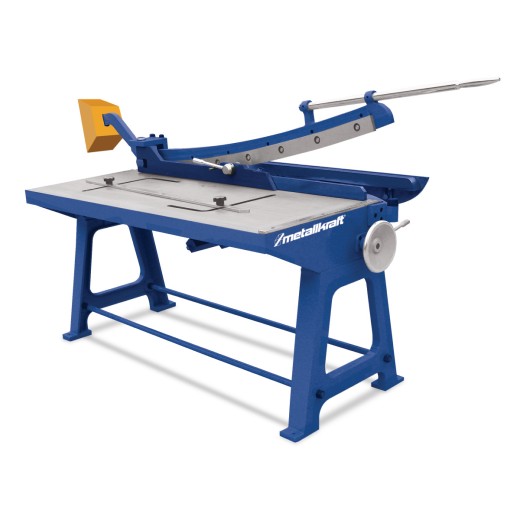 Freistehende blaue manuelle Blechschere mit großem Schneidetisch und langem Hebelarm.