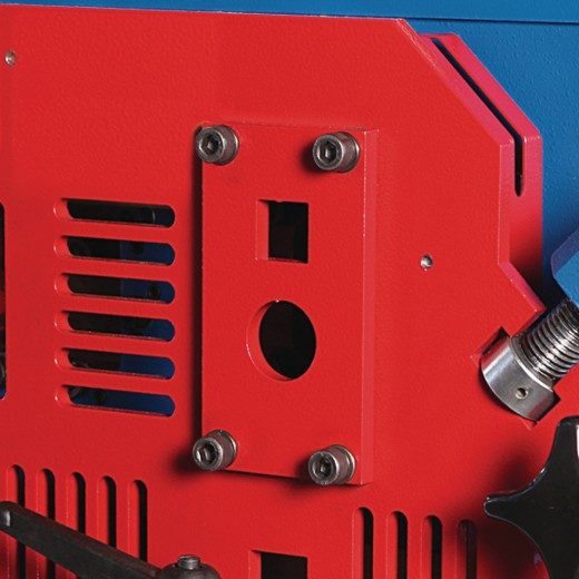 Hydraulische Profilstahlschere/Lochstanze HPS 40 S Seitliche Detailansicht der Maschine mit Schraubhalterung und rechteckiger Öffnung.