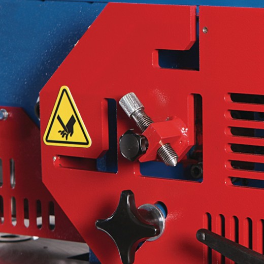 Hydraulische Profilstahlschere/Lochstanze HPS 40 S Detail der Maschinenfront mit Warnsymbol und verstellbarer Schraubmechanik.