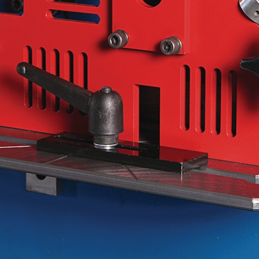 Hydraulische Profilstahlschere/Lochstanze HPS 40 S Untere Detailansicht mit Hebelspannvorrichtung und rechteckigem Schlitz.