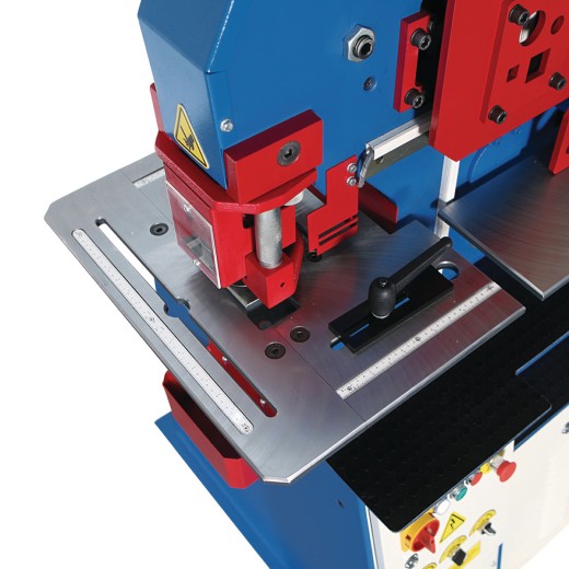 Hydraulische Profilstahlschere/Lochstanze HPS Detailaufnahme der Schneid- und Stanzstation mit Linealführung.