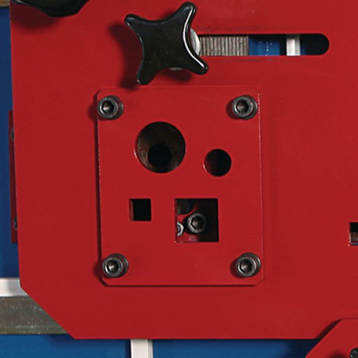 Hydraulische Profilstahlschere/Lochstanze HPS Nahaufnahme der Werkzeugaufnahme mit verschiedenen runden und eckigen Öffnungen.