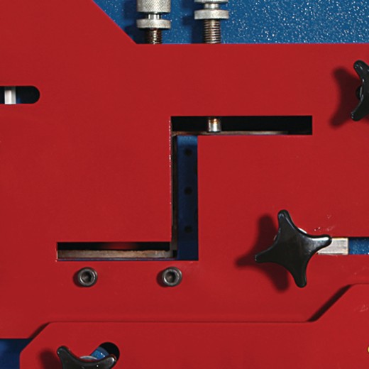 Hydraulische Profilstahlschere/Lochstanze HPS Nahaufnahme der oberen Werkzeugaufnahme mit Einstellschrauben und Führungsschlitzen.