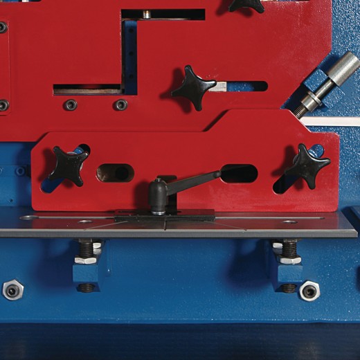 Hydraulische Profilstahlschere/Lochstanze HPS Detail der roten Werkzeugführung mit mehreren Einstellschrauben.