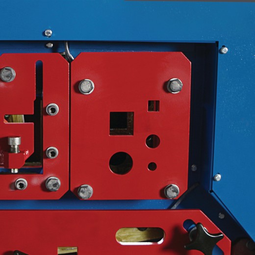 Hydraulische Profilstahlschere/Lochstanze HPS 65 DS Detail der Werkzeugaufnahme mit runden und eckigen Öffnungen.