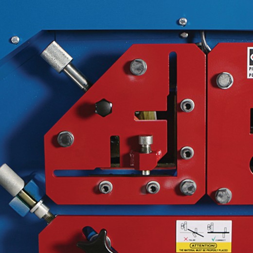 Hydraulische Profilstahlschere/Lochstanze HPS 65 DS Nahaufnahme einer roten Werkzeughalterung mit Einstellschrauben.